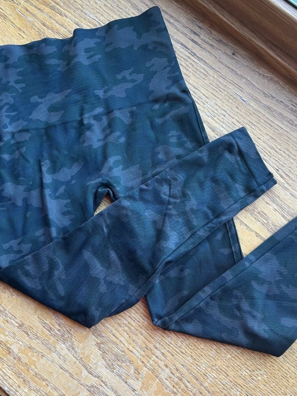 Spanx Look At Me Now Seamless Crop Leggings Camo Print Slimming Athletic Sz M